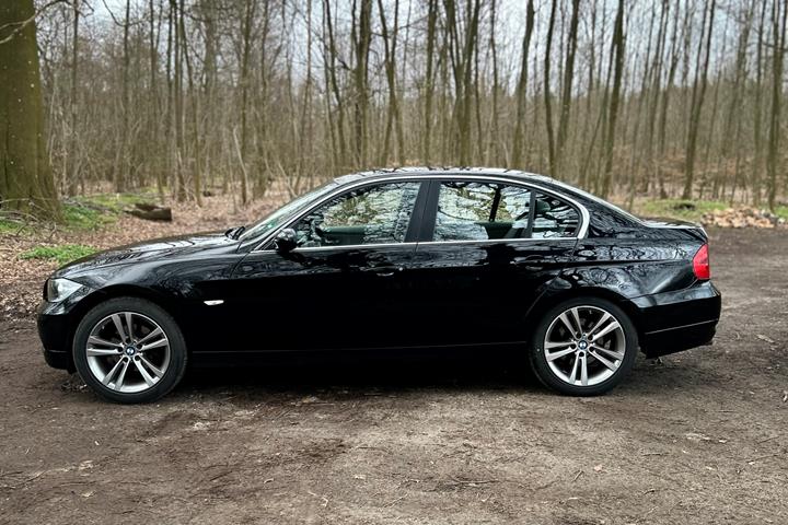 Sort BMW 320i fra 2007