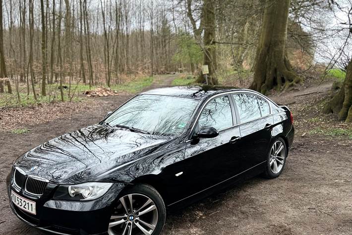 Sort BMW 320i fra 2007