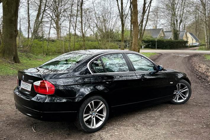 Sort BMW 320i fra 2007