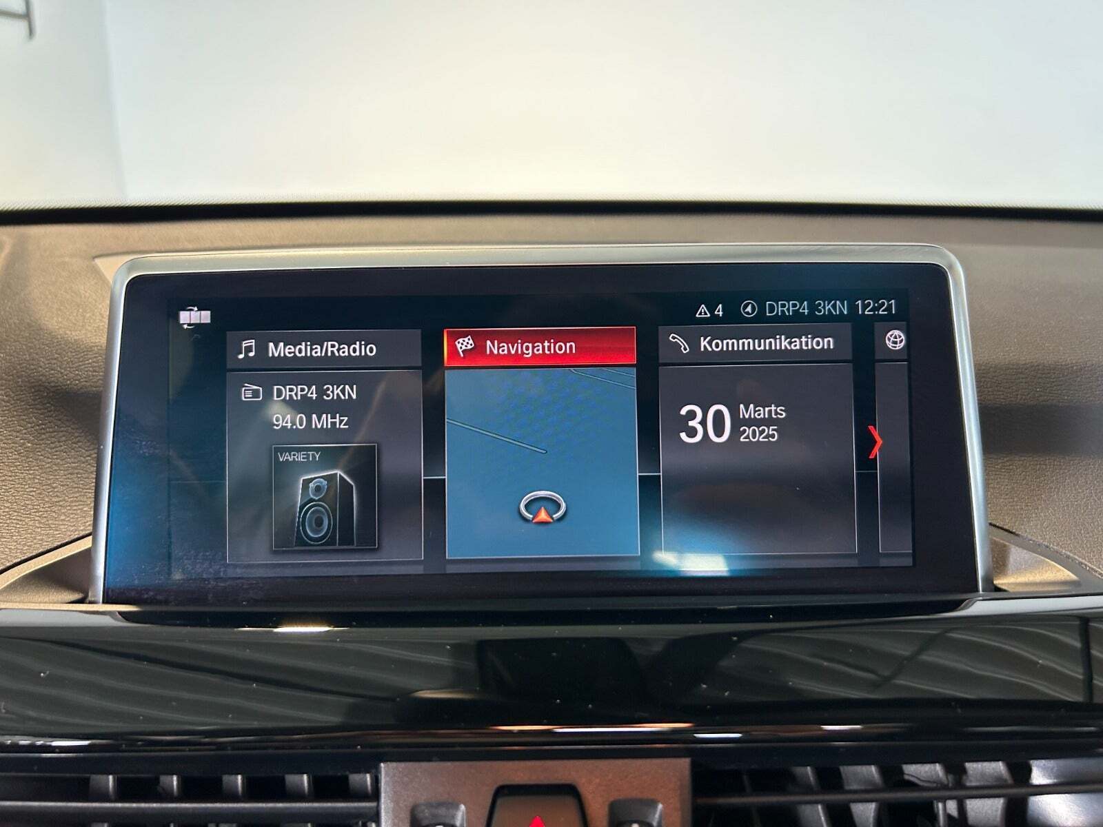 Sort BMW X1 fra 2020 set indefra