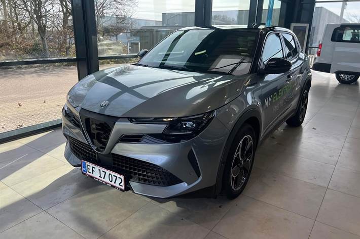 Grå Alfa Romeo Junior fra 2024 set udefra