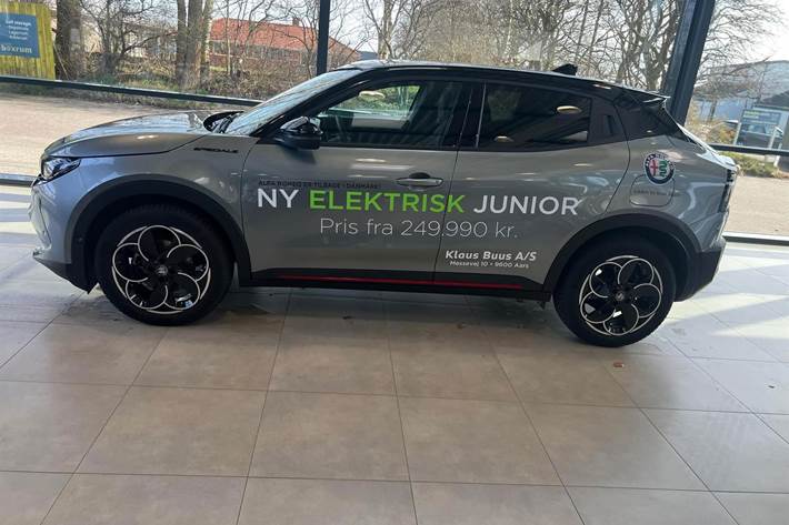 Grå Alfa Romeo Junior fra 2024 set udefra