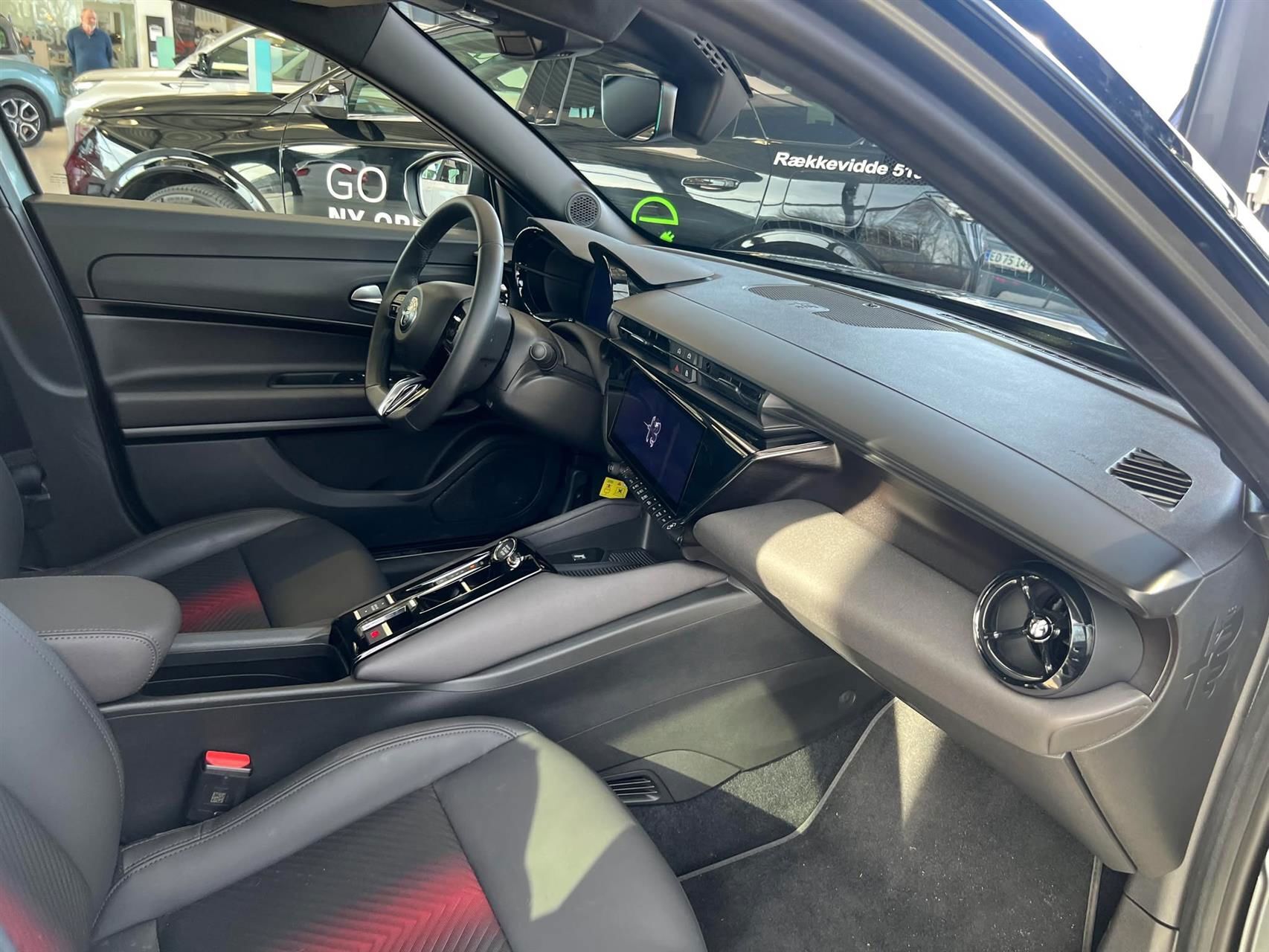 Grå Alfa Romeo Junior fra 2024 set indefra