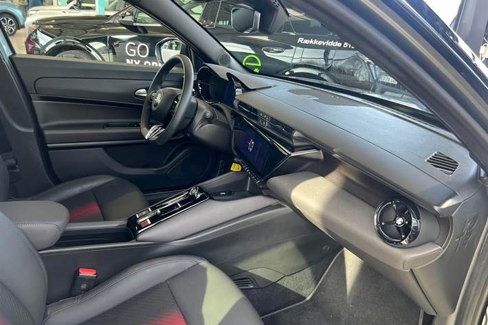 Grå Alfa Romeo Junior fra 2024 set indefra