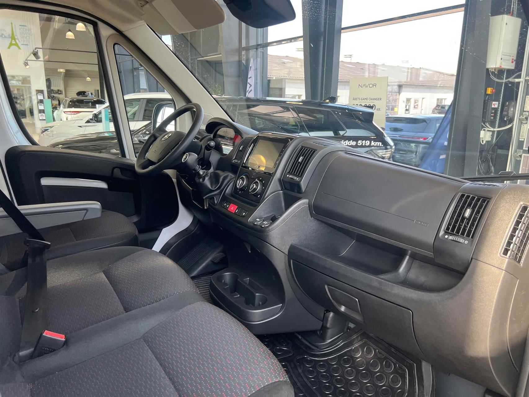 Hvid Opel Movano fra 2023