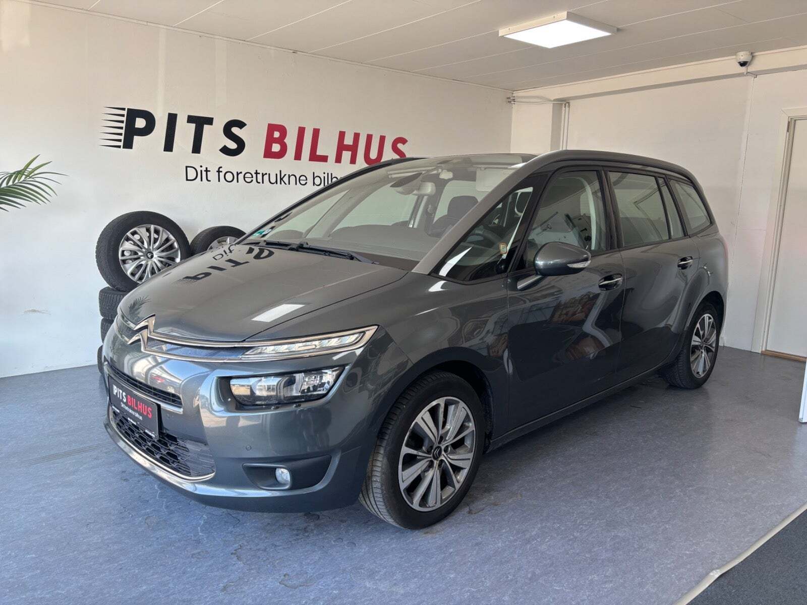 Grå Citroën Grand C4 Picasso fra 2014 set udefra