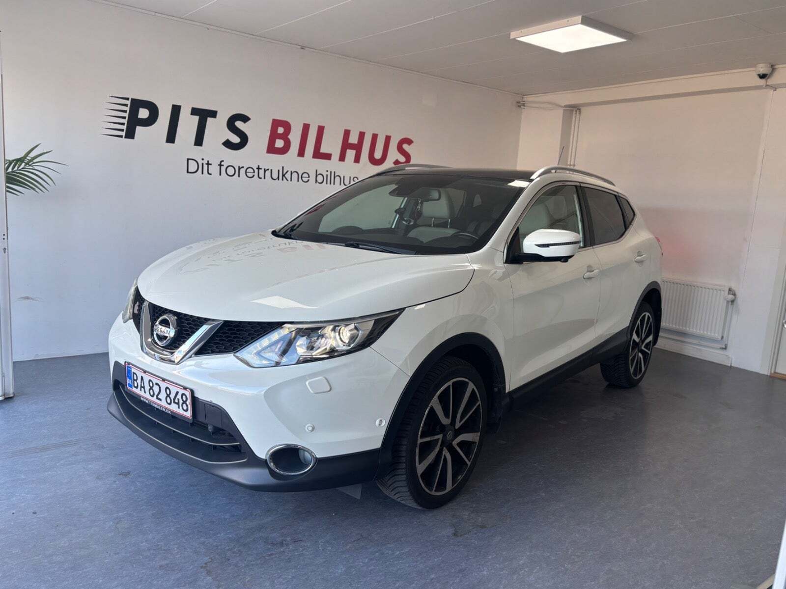 Rød Nissan Qashqai fra 2016