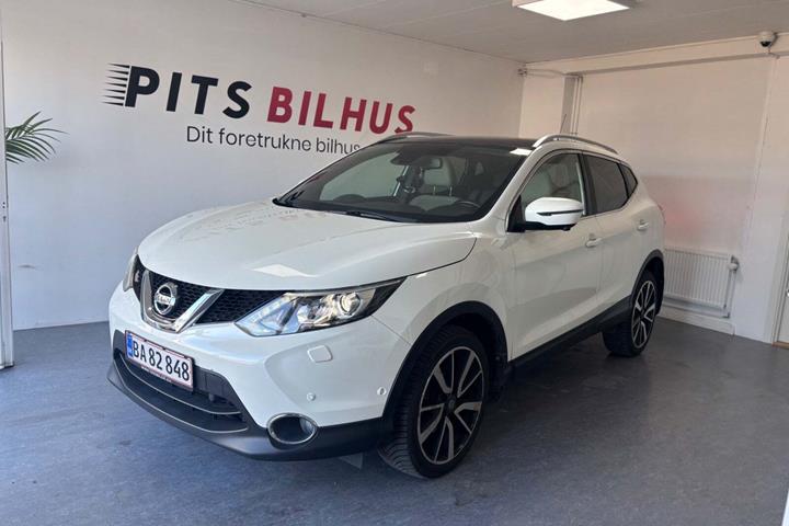 Rød Nissan Qashqai fra 2016