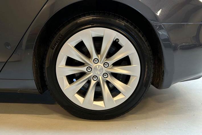 Grå Tesla Model S fra 2017