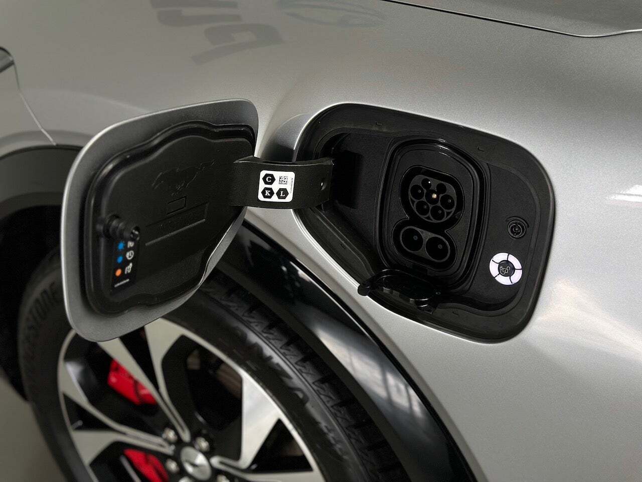 Sølv Ford Mustang Mach-E fra 2022