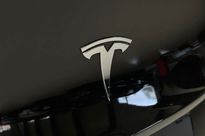 Sort Tesla Model Y fra 2023
