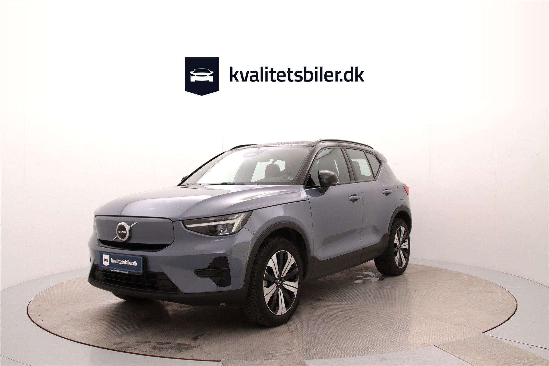 Grå Volvo XC40 fra 2023 set udefra