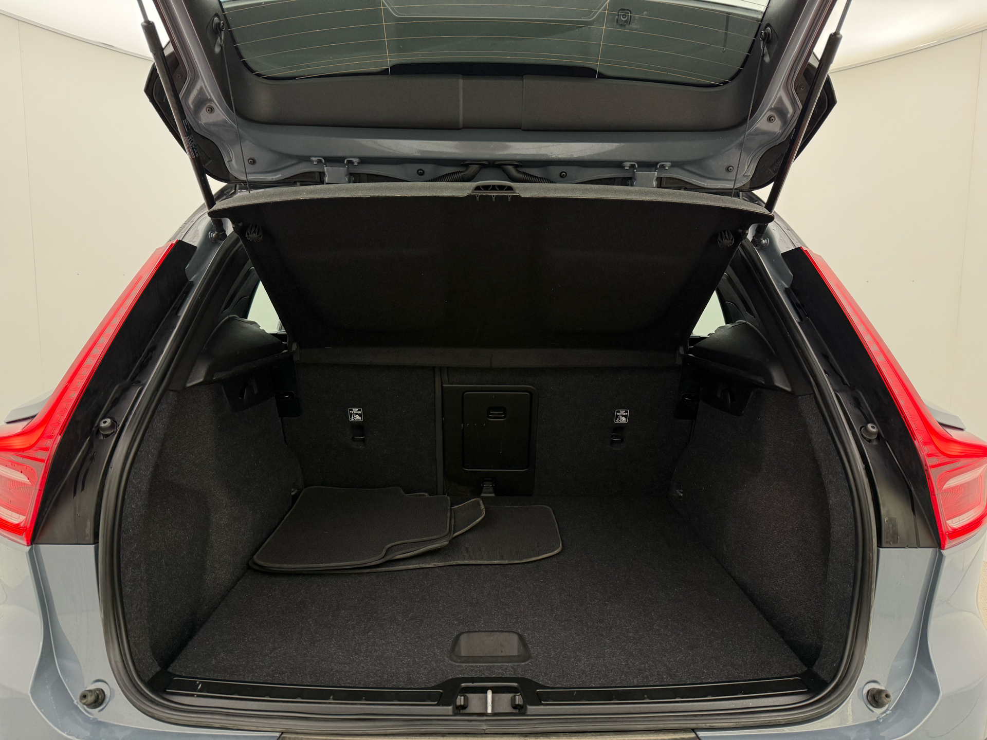 Grå Volvo XC40 fra 2023