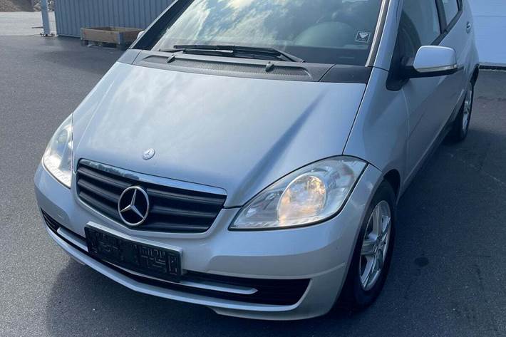 Sølv Mercedes A180 fra 2009 set udefra
