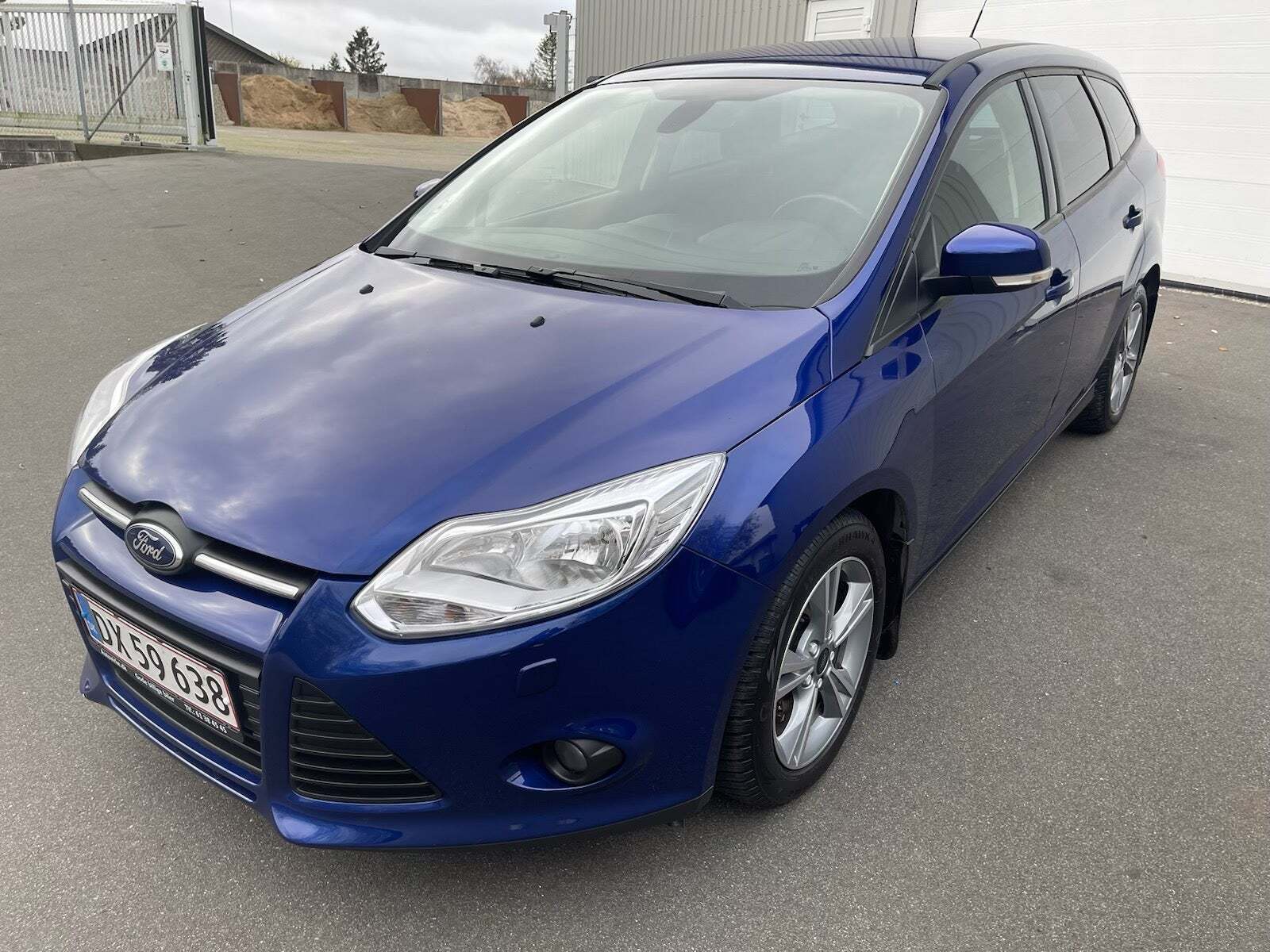 Blå Ford Focus fra 2014 set udefra