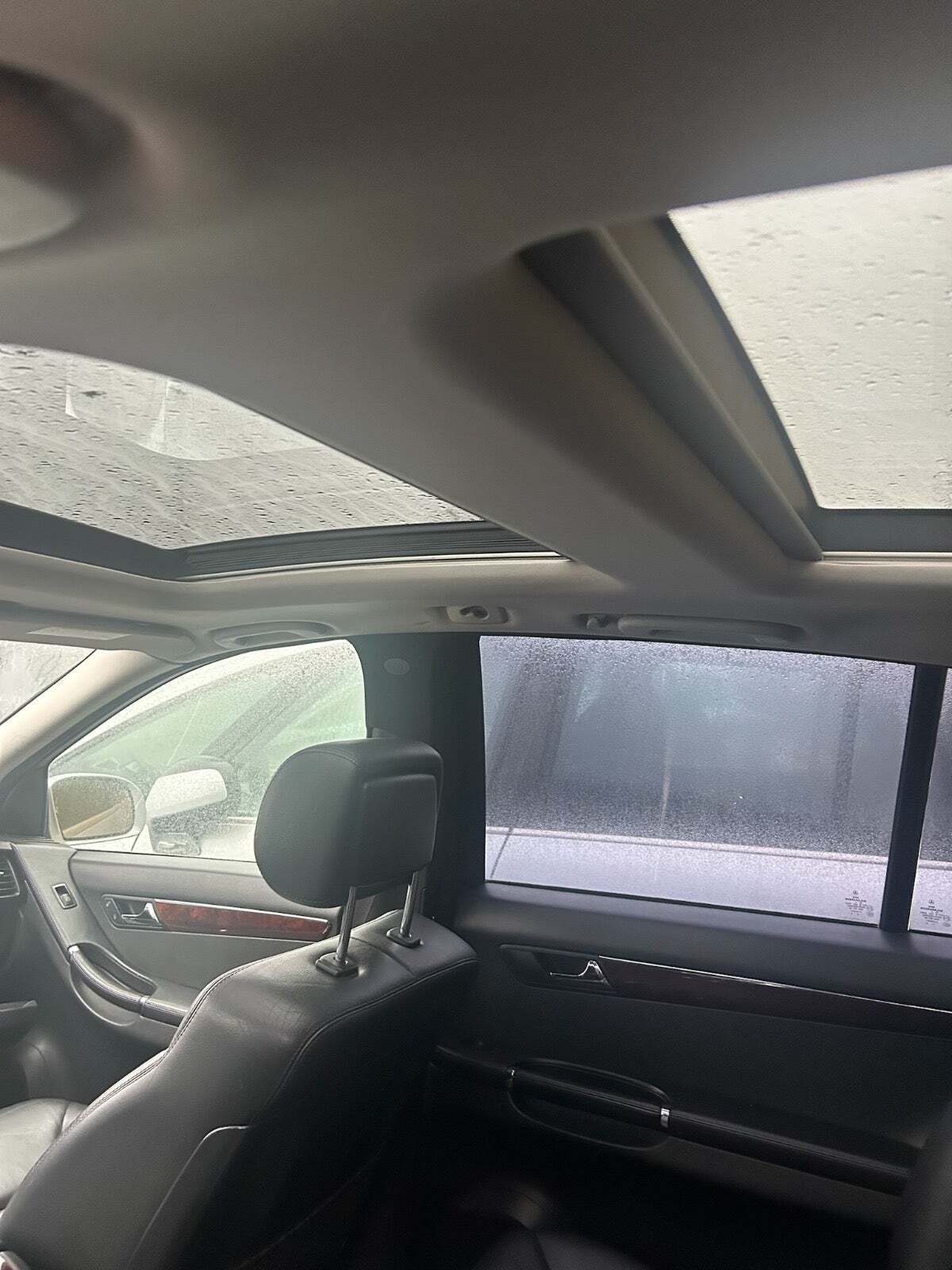 Sølv Mercedes R320 fra 2006