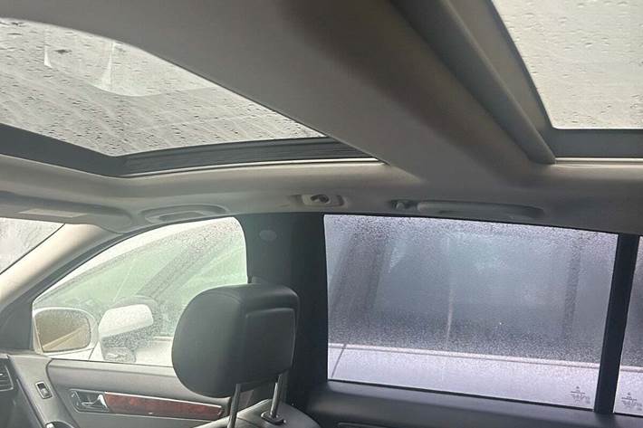 Sølv Mercedes R320 fra 2006