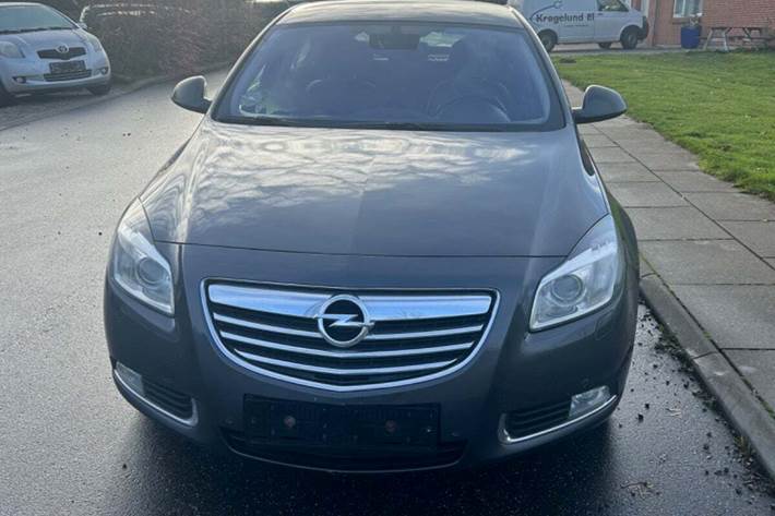 Grå Opel Insignia fra 2011