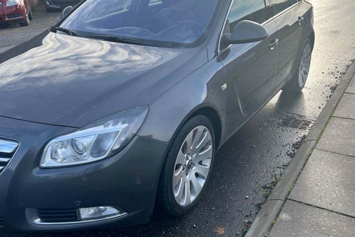 Grå Opel Insignia fra 2011