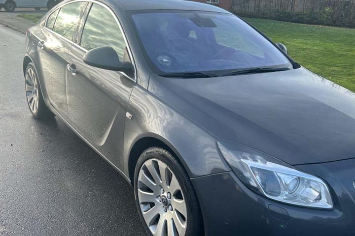 Grå Opel Insignia fra 2011