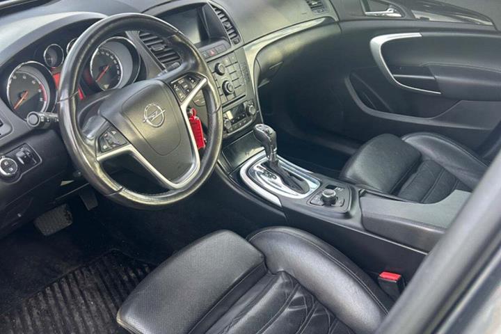 Grå Opel Insignia fra 2011