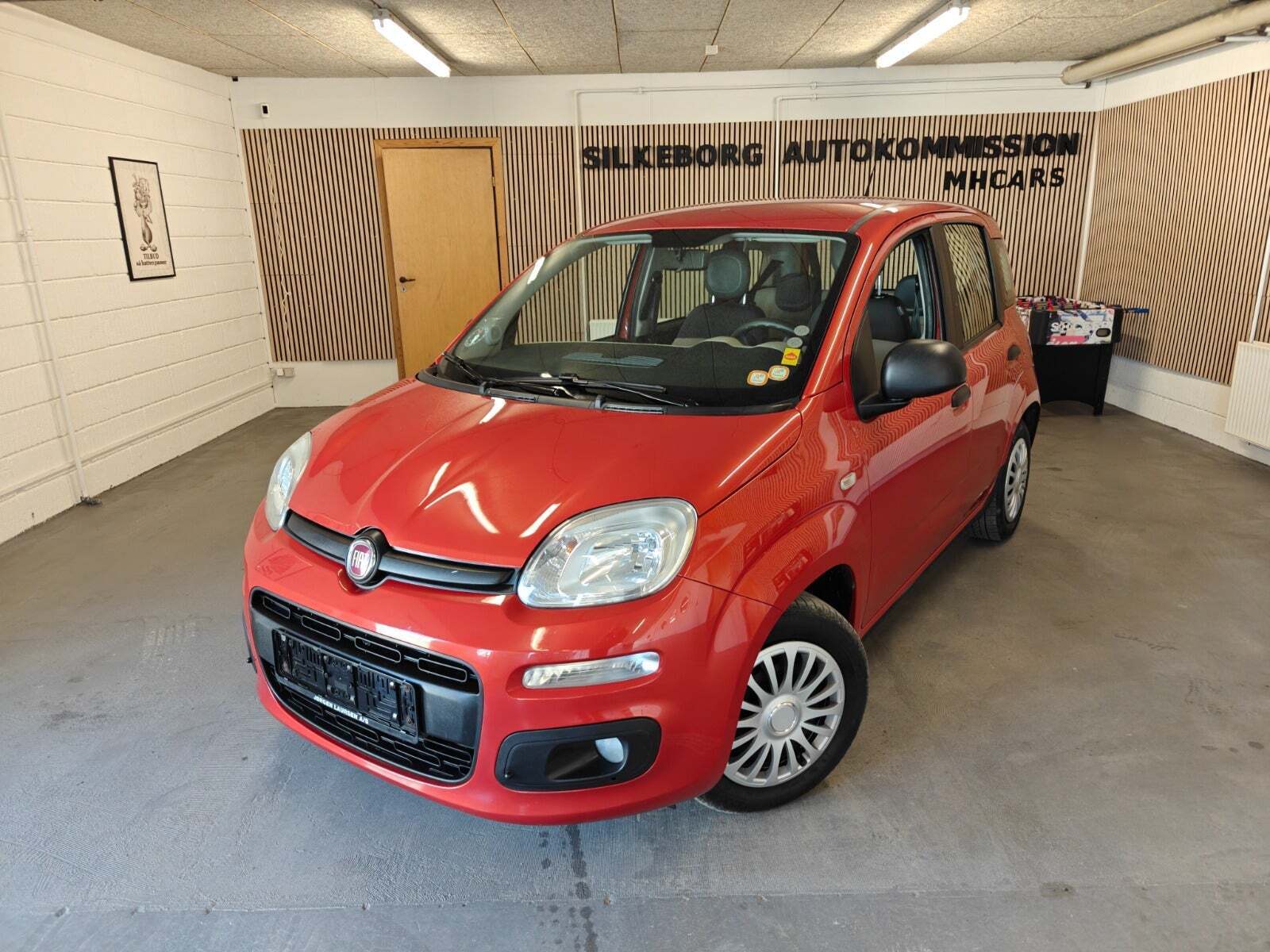 Gul Fiat Panda fra 2012 set udefra