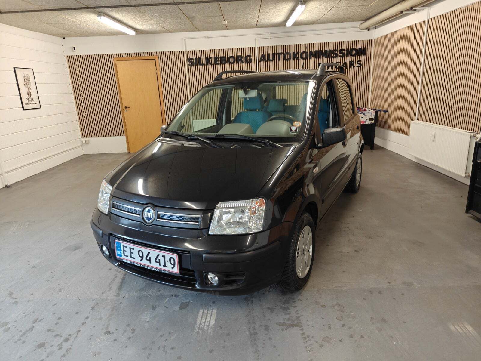 Gul Fiat Panda fra 2004 set udefra