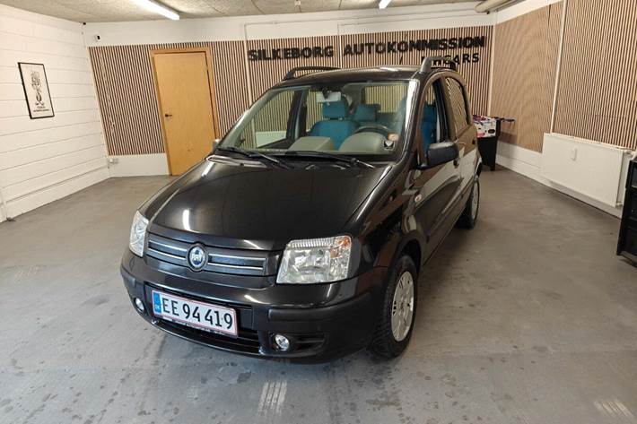 Gul Fiat Panda fra 2004 set udefra