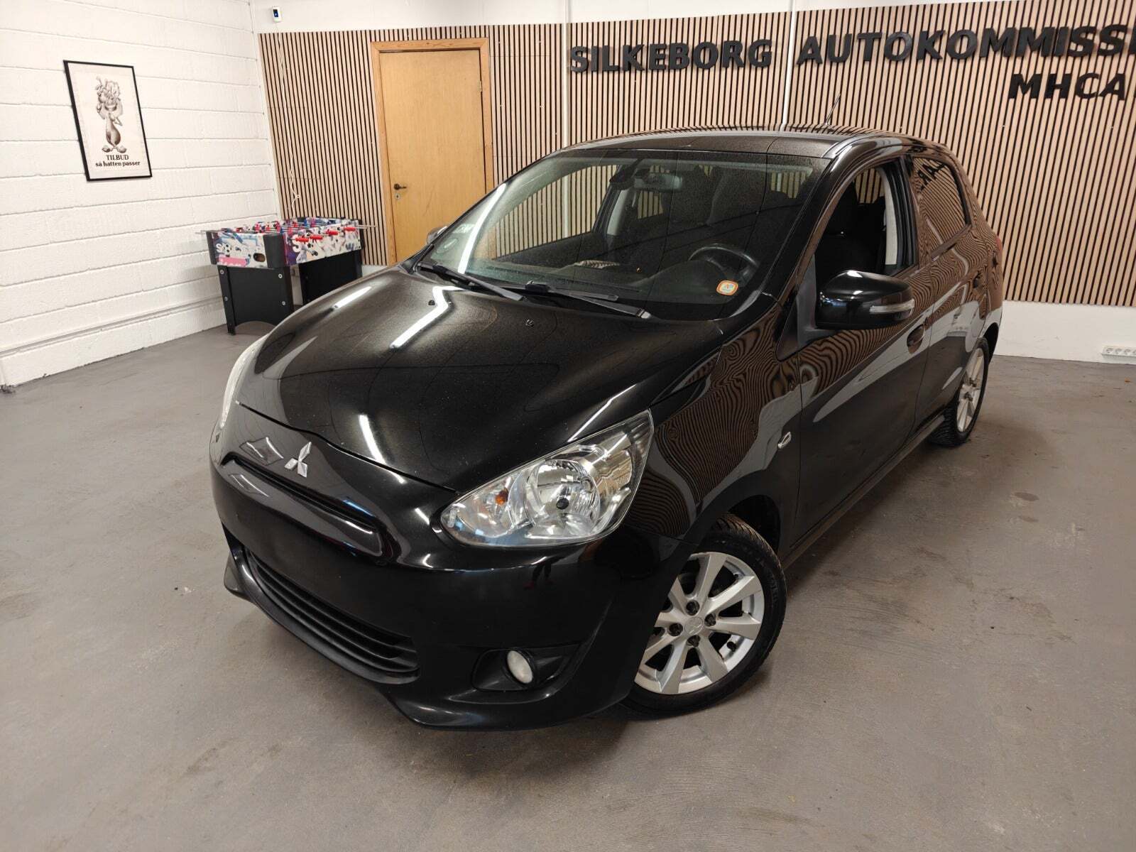 Gul Mitsubishi Space Star fra 2015 set udefra