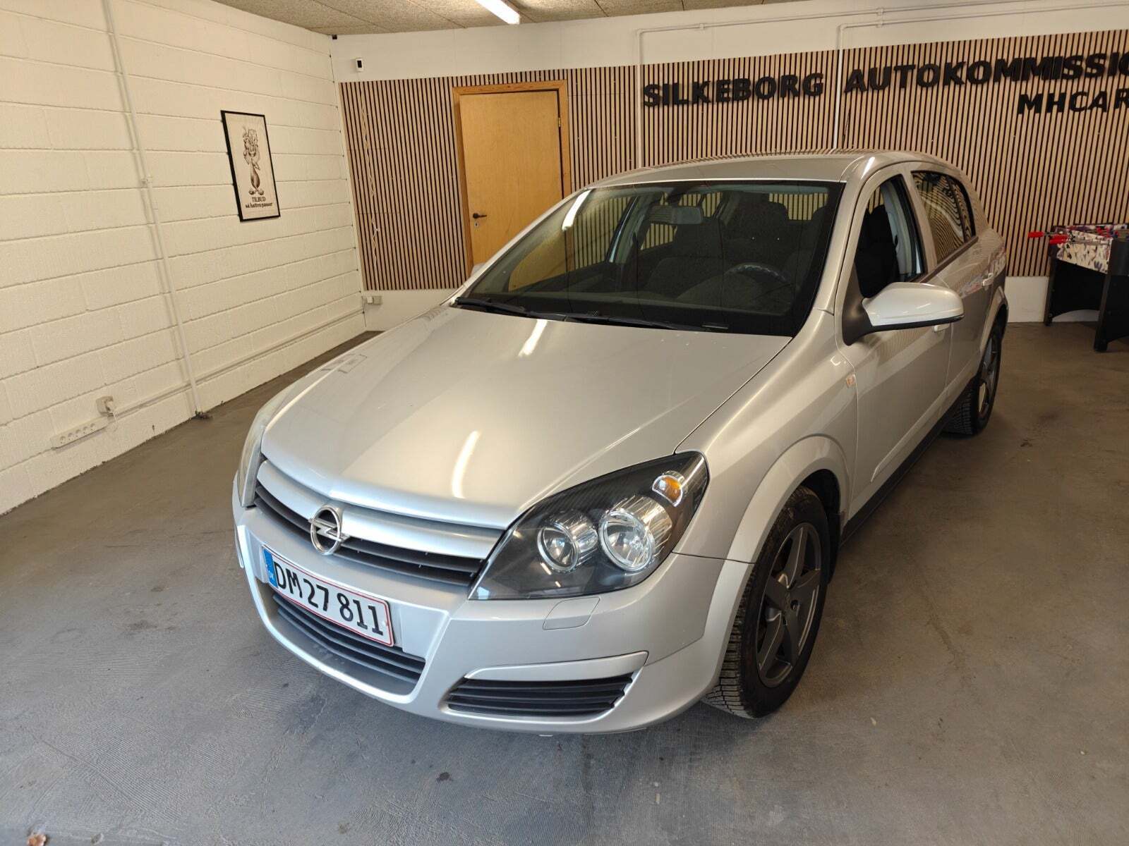 Gul Opel Astra fra 2004 set udefra