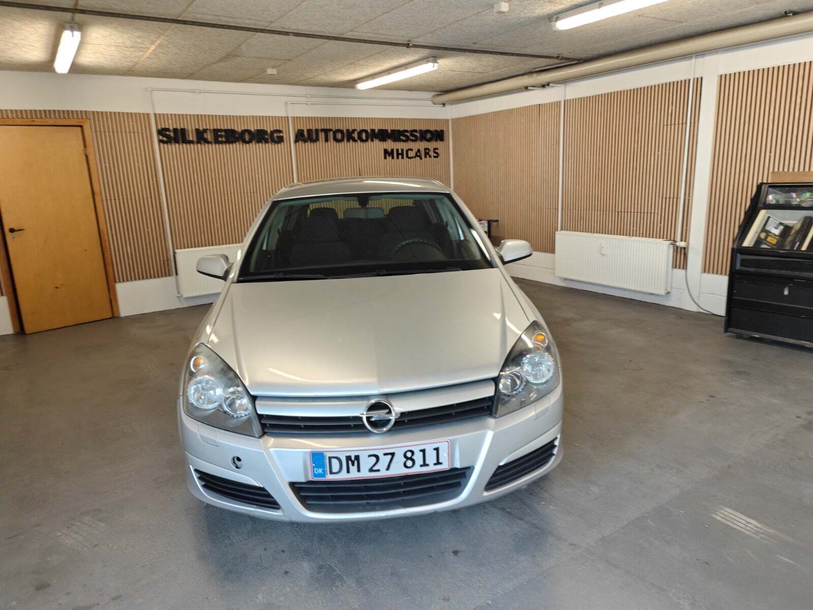 Gul Opel Astra fra 2004