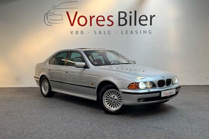Sølv BMW 540i fra 1999