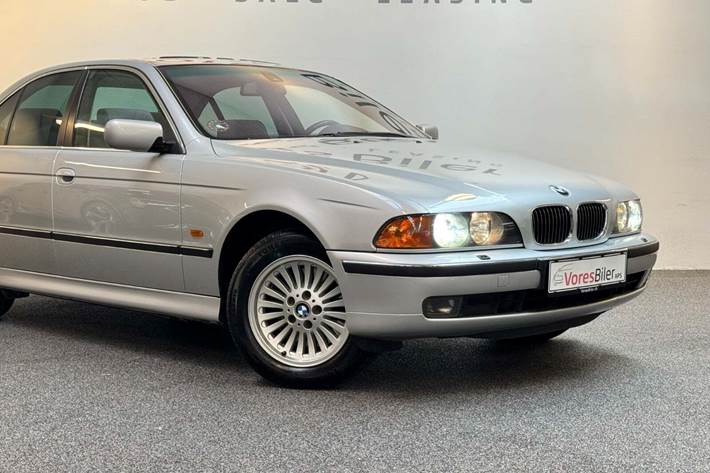 Sølv BMW 540i fra 1999