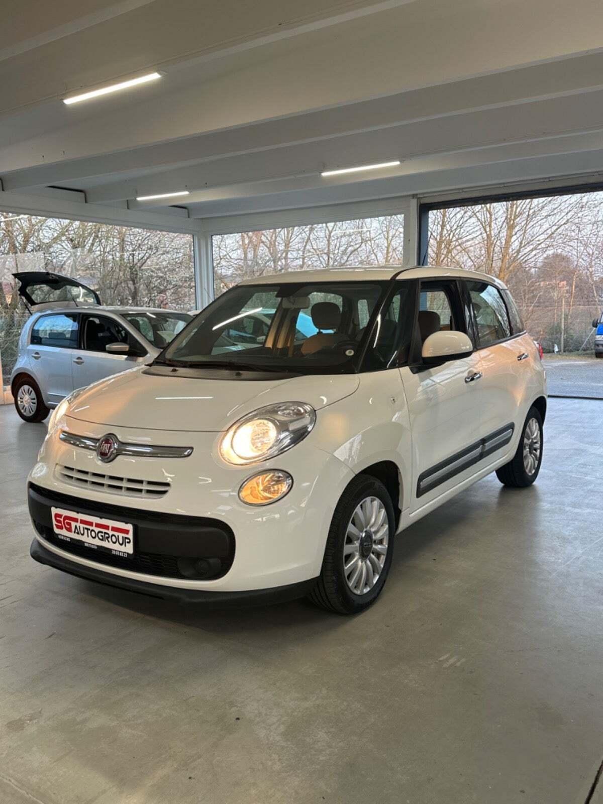 Hvid Fiat 500L fra 2012