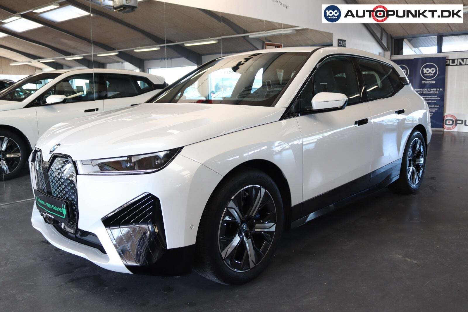 Hvid BMW iX fra 2022 set udefra