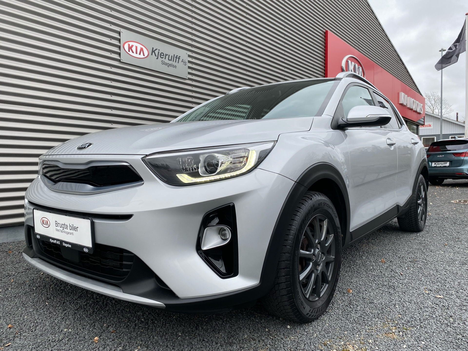 Sølv Kia Stonic fra 2019 set udefra