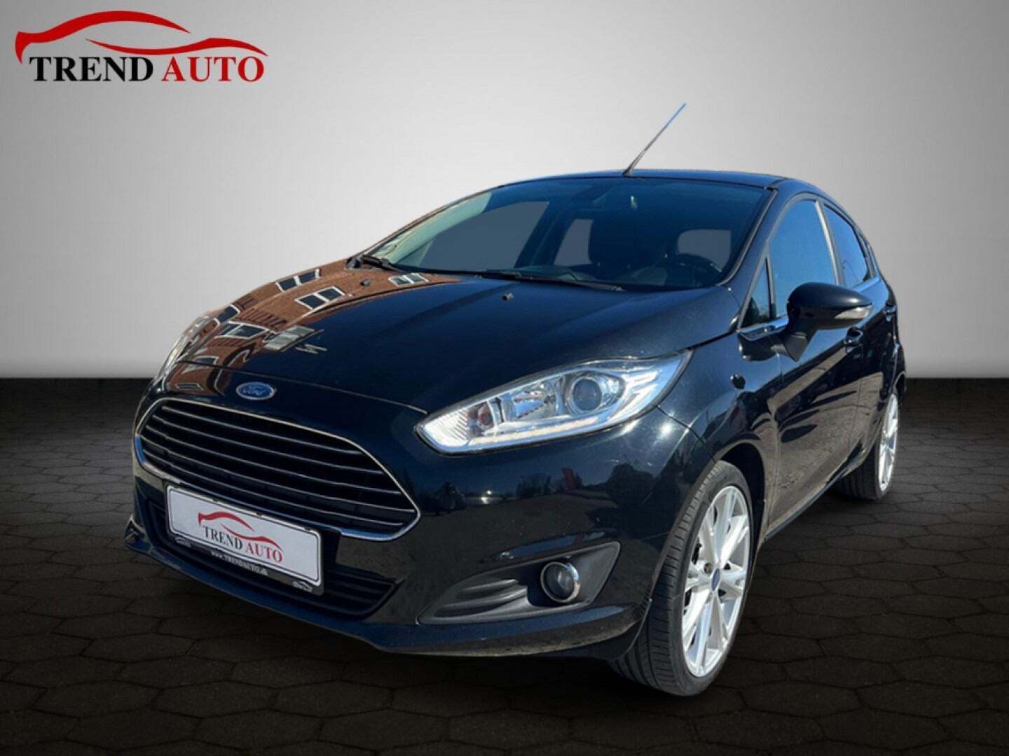 Sort Ford Fiesta fra 2015 set udefra