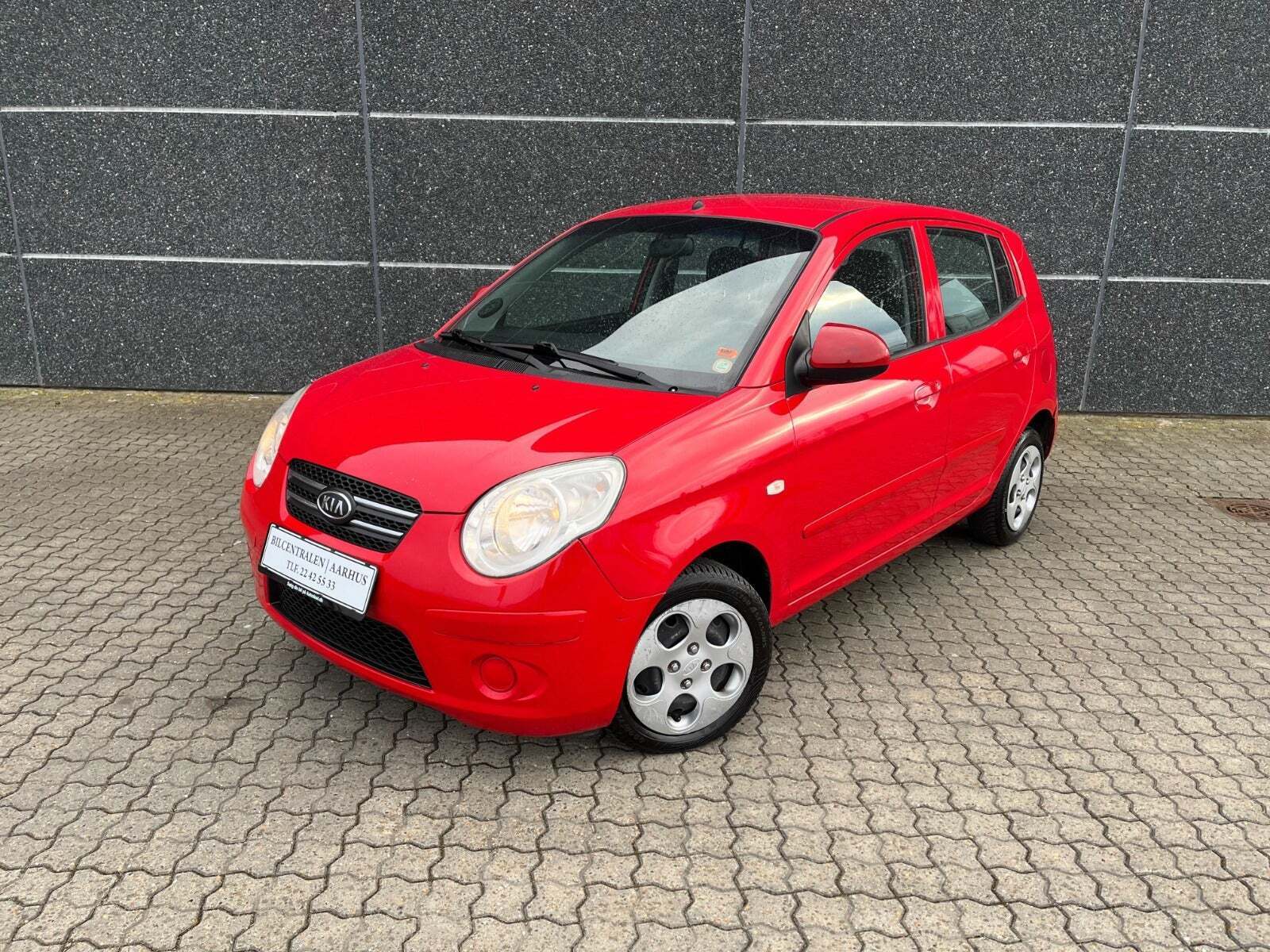 Rød Kia Picanto fra 2007 set udefra