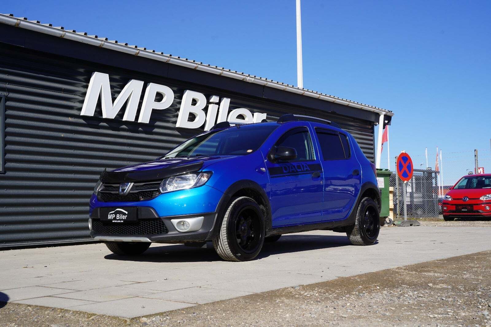 Blå Dacia Sandero Stepway fra 2016 set udefra