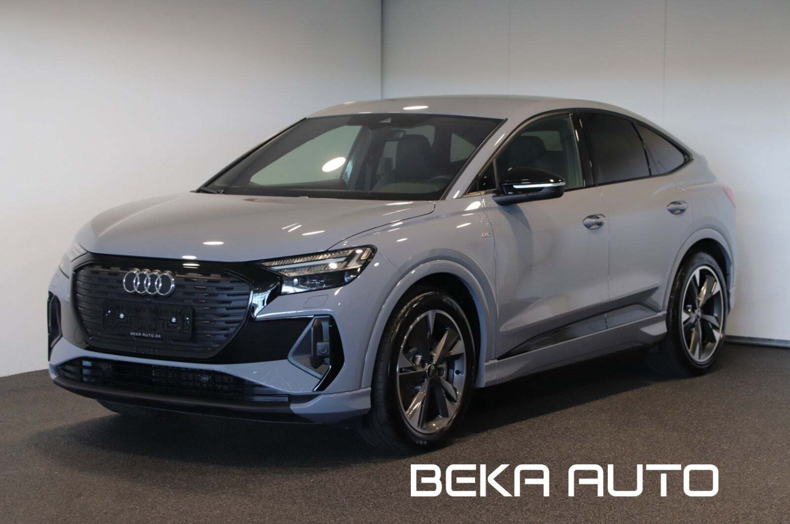 Grå Audi Q4 e-tron fra 2024 set udefra