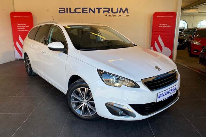 Hvid Peugeot 308 fra 2016 set udefra