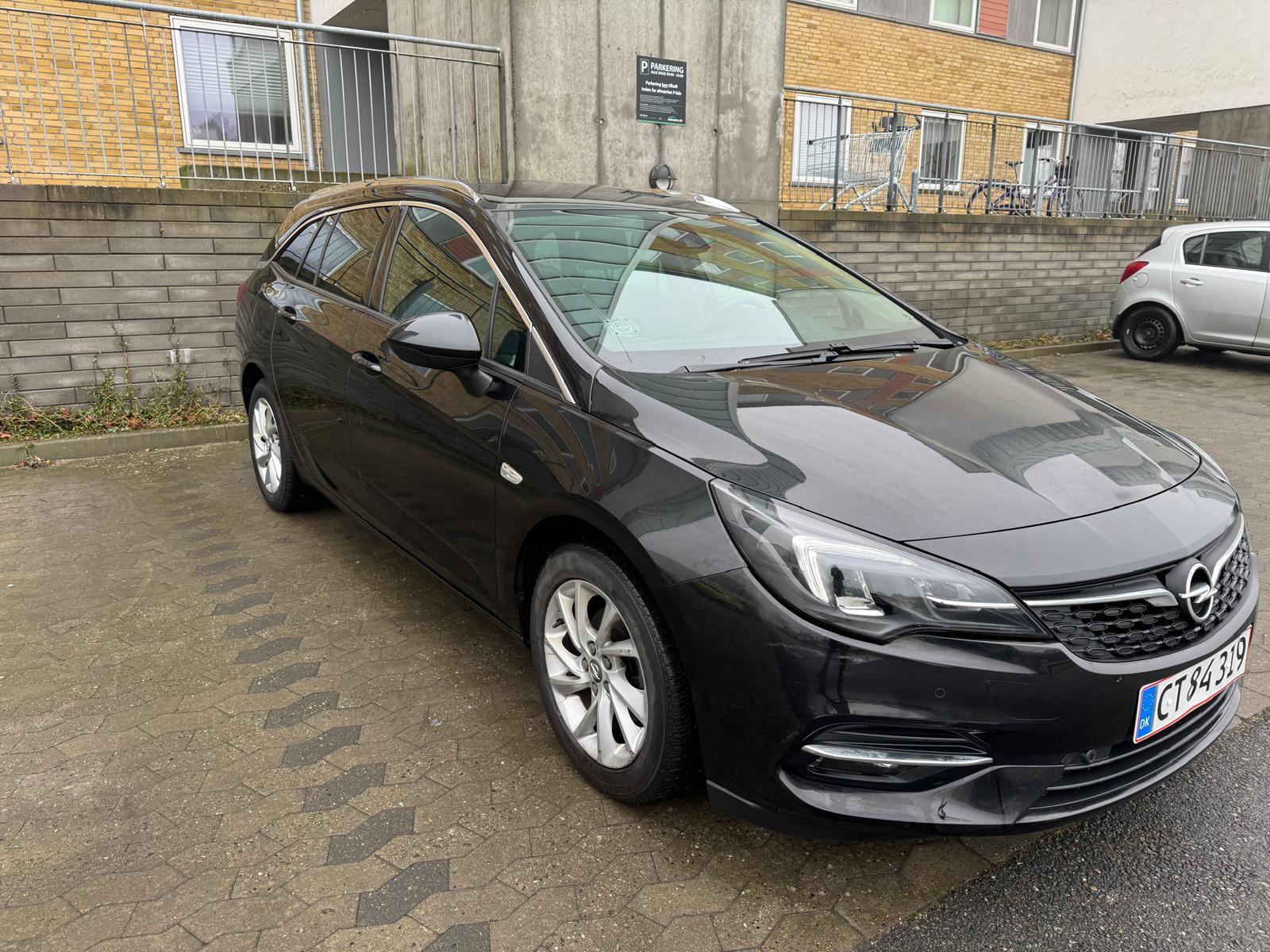 Sort Opel Astra fra 2020