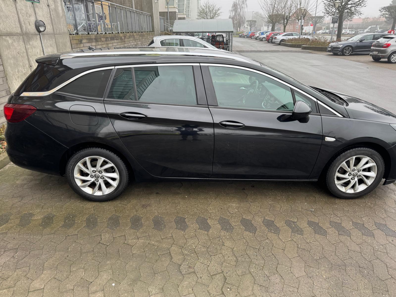 Sort Opel Astra fra 2020