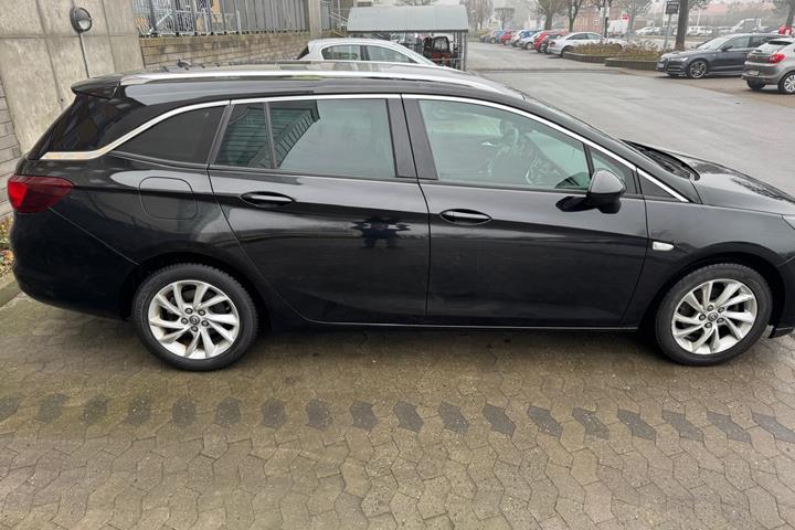 Sort Opel Astra fra 2020