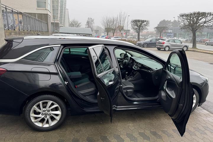 Sort Opel Astra fra 2020