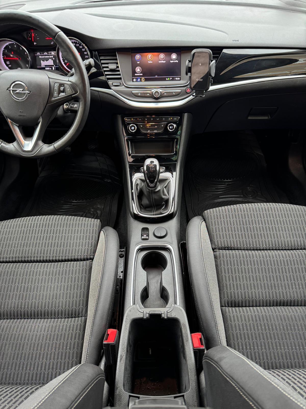 Sort Opel Astra fra 2020
