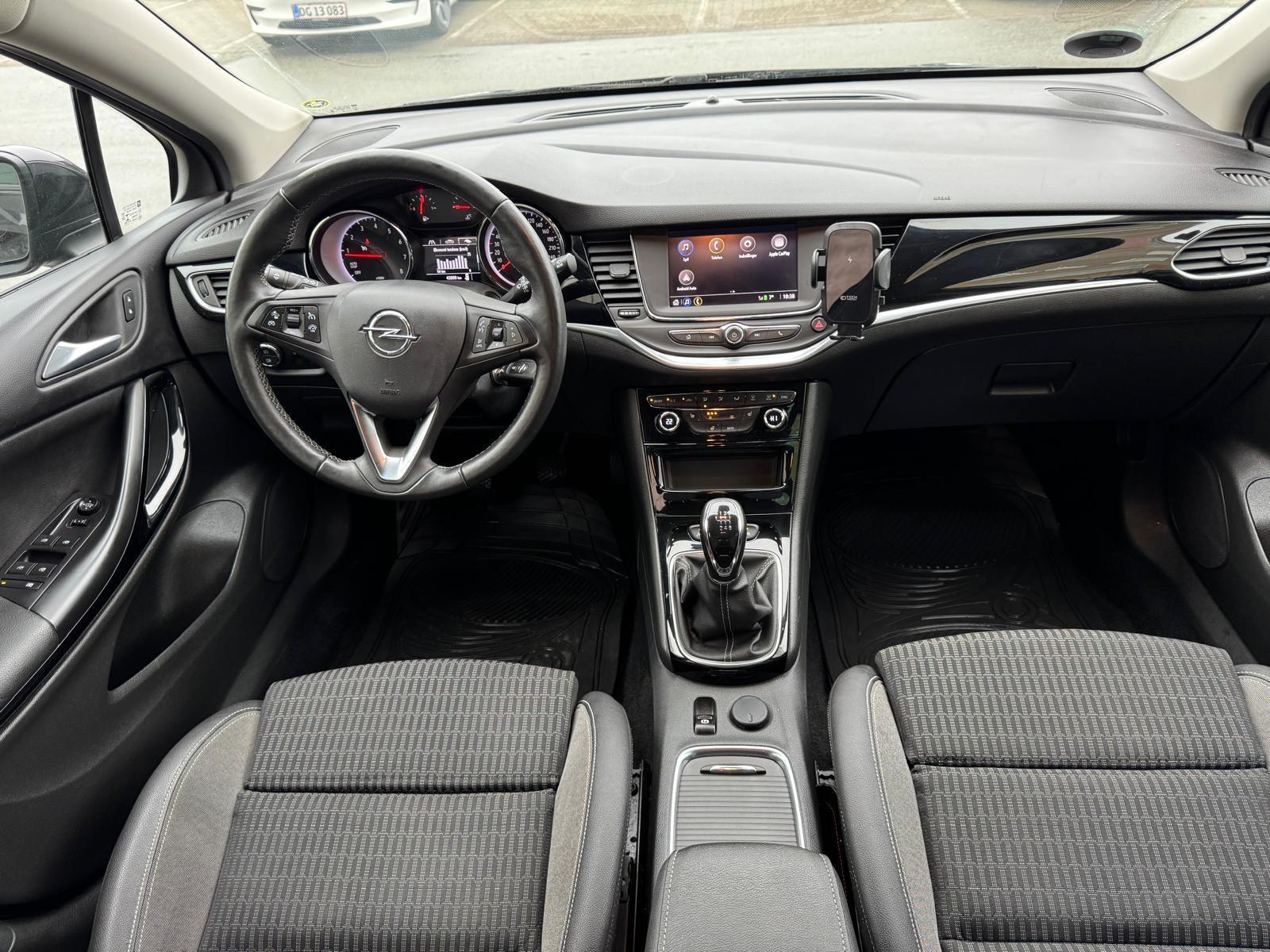 Sort Opel Astra fra 2020