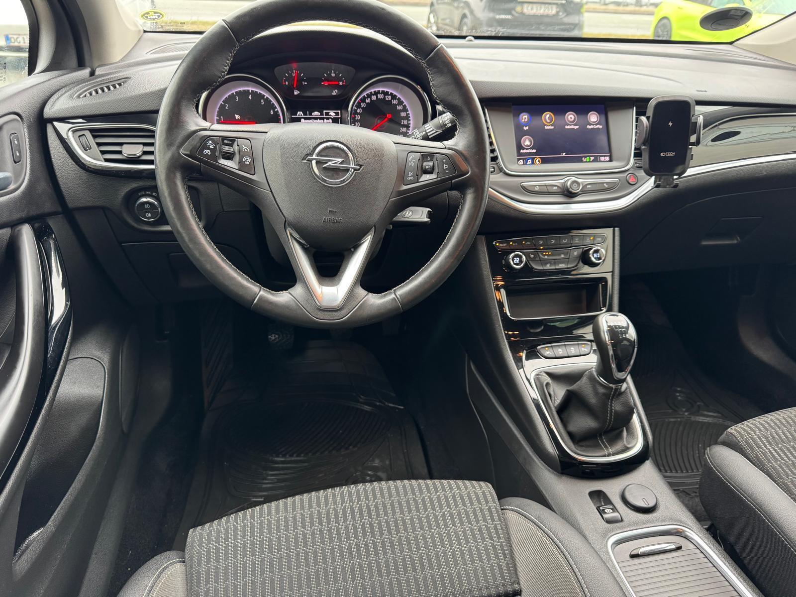 Sort Opel Astra fra 2020