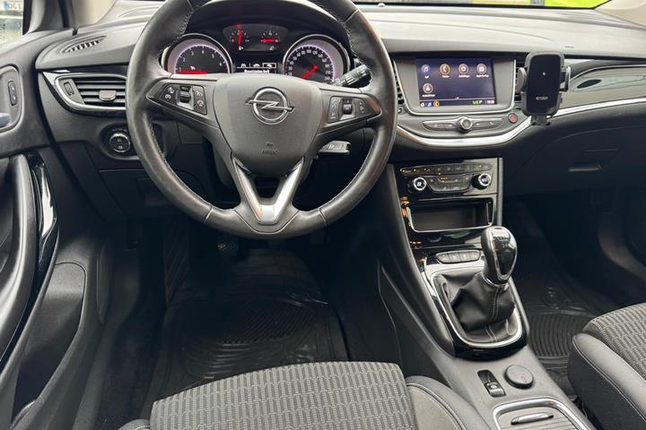 Sort Opel Astra fra 2020