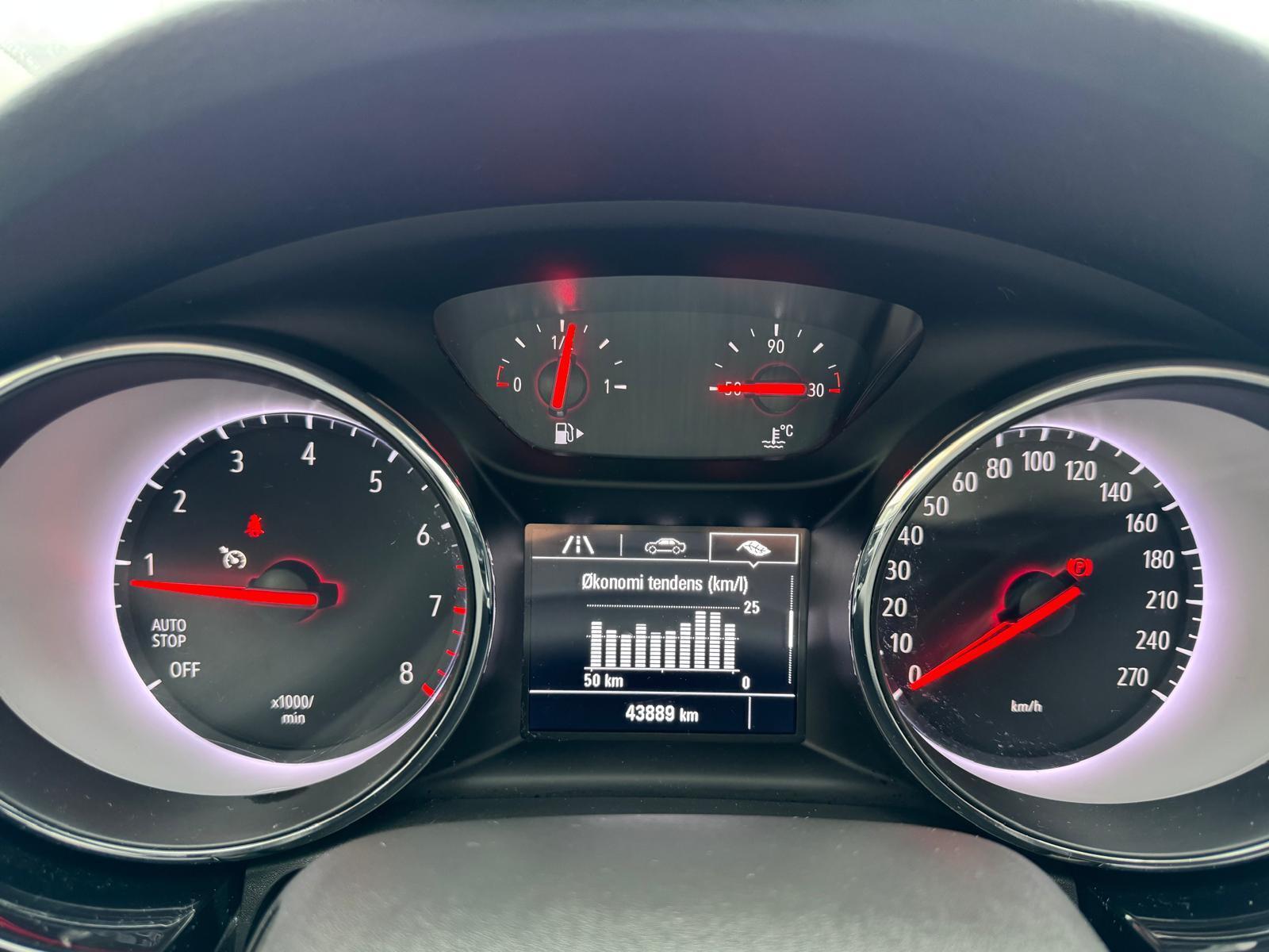 Sort Opel Astra fra 2020